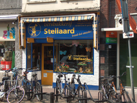 820028 Gezicht op de winkelpui van het pand Twijnstraat 21 (Versbakkerij Stellaard) te Utrecht.N.B. Voorheen waren in ...